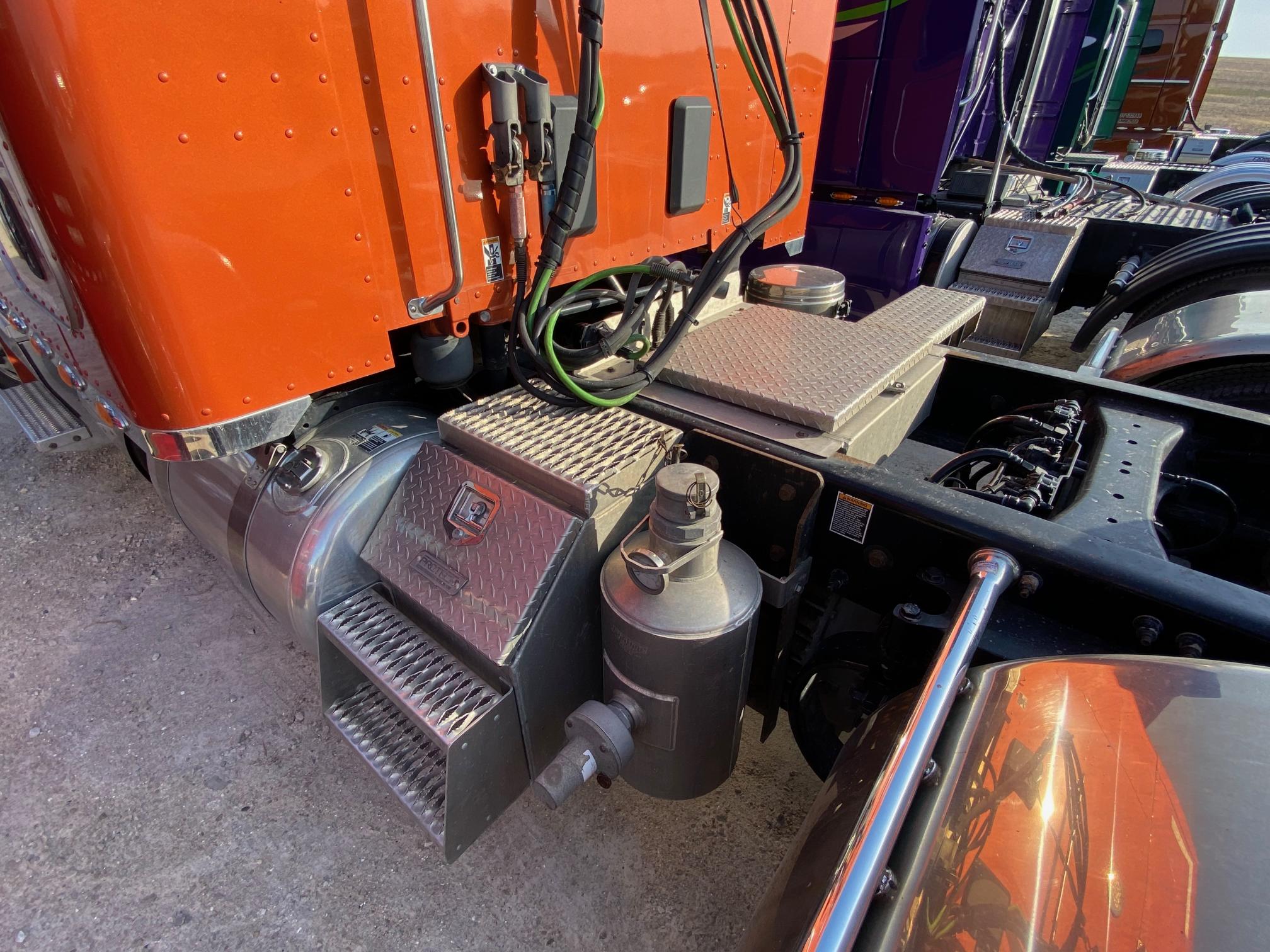 2020 PETERBILT 579 - Image 11